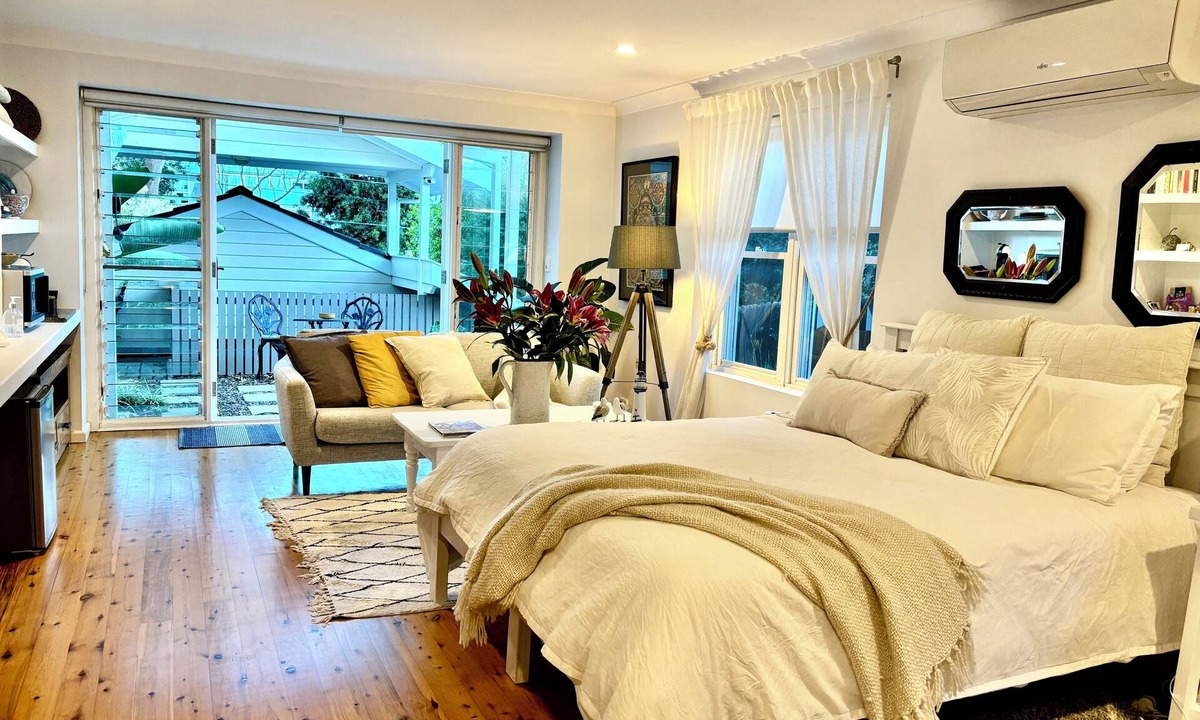 Bayview Apartment | Studio minutes from Waterfront walks, close to Pasadenas, cafes, restaurants