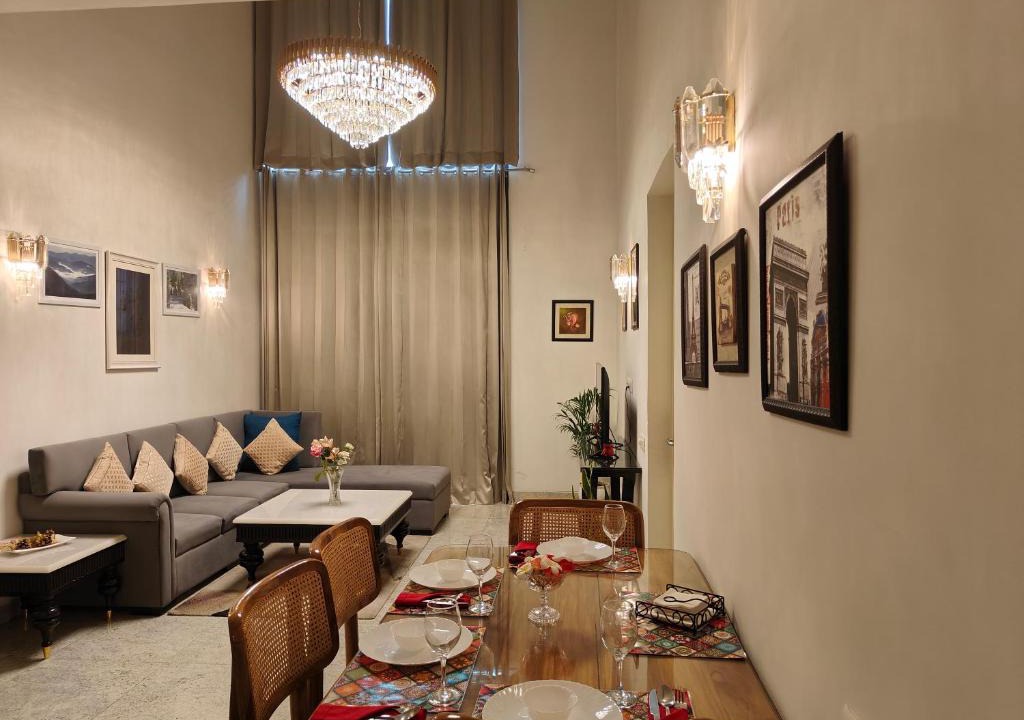 Sector 58 Apartment | Stylish 2BHK Ground Floor Apartment with high speed WiFi and Kitchen near Golf course road