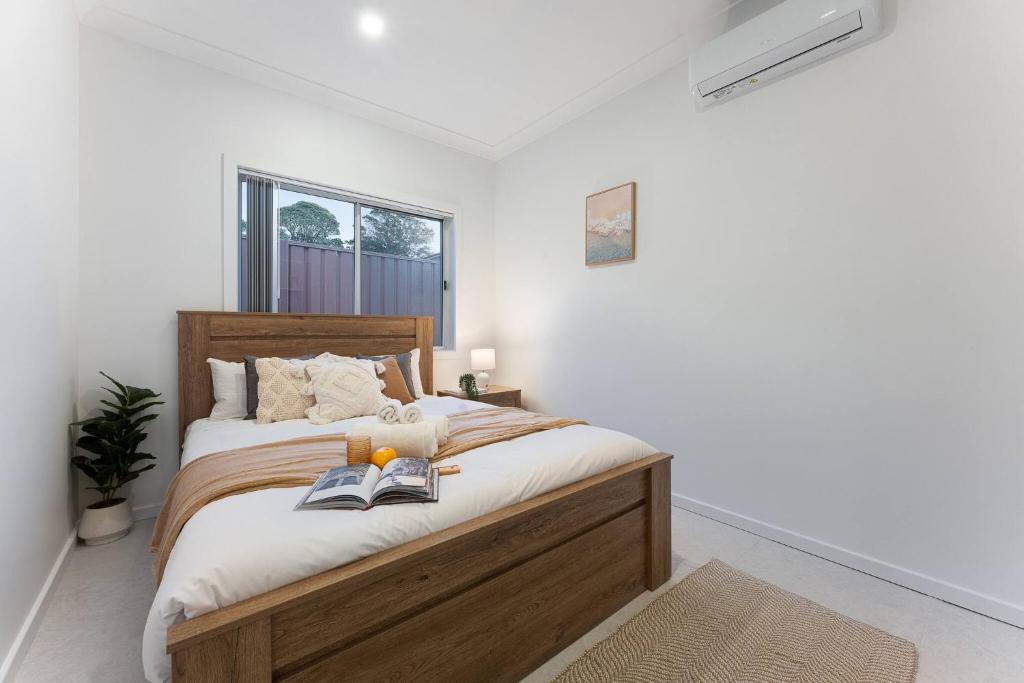 Hurstville House | Stylish 2BR Retreat | Walk to Dining & Transport