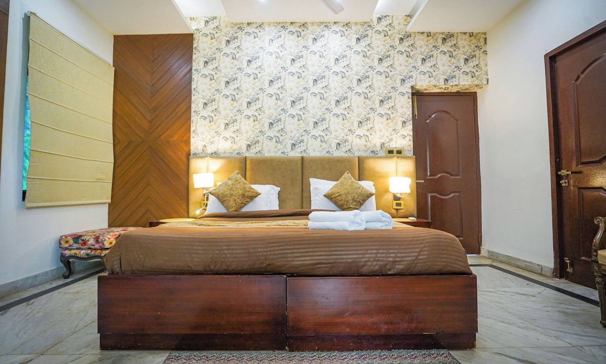 Gurugram House | Sunahari Bagh- Luxurious 5-bedroom farmhouse in Gurugram with WiFi, AC
