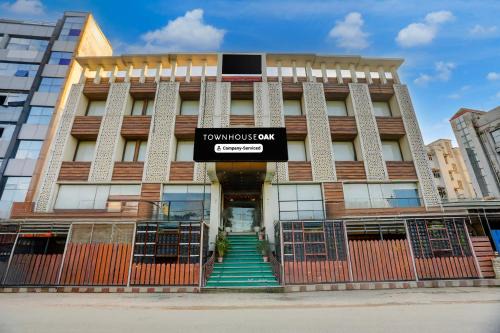 Danapur Hotel | Super Townhouse Oak Amity University Patna Formerly The Golden Crown