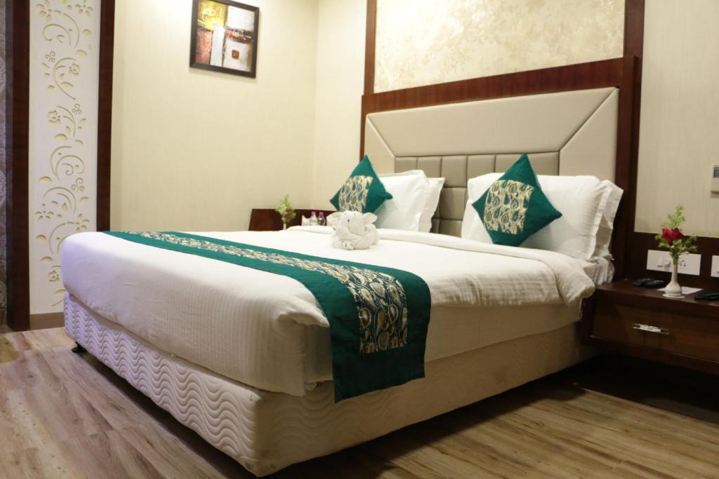 Mahmoorganj Hotel | The Land Mark