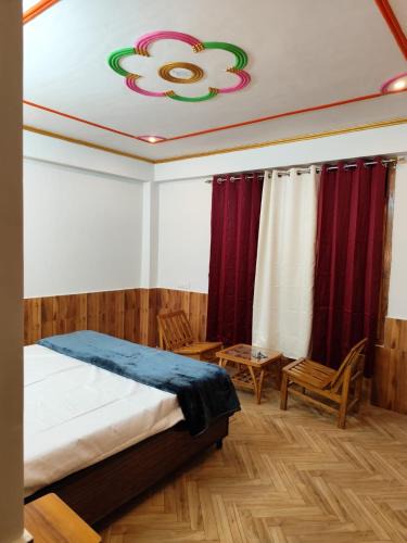 Old Manali Hotel | The Valley Vibe Stay and Cafe
