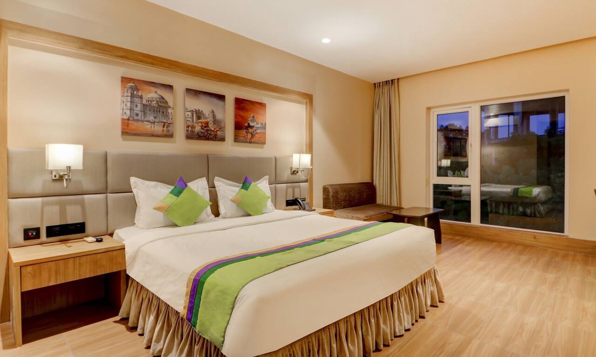 Block E Hotel | Treebo Radhe Palace, Lake Town