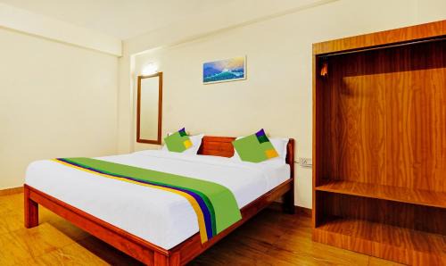 Dapoli Hotel | Treebo SS Residency Mountain View with Swimming Pool