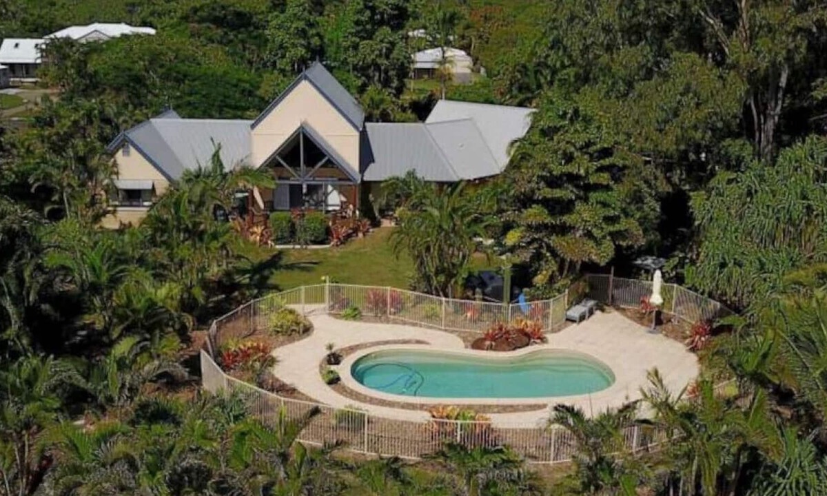 Dundowran Beach House | Tropical Beach Haven-Dundowran