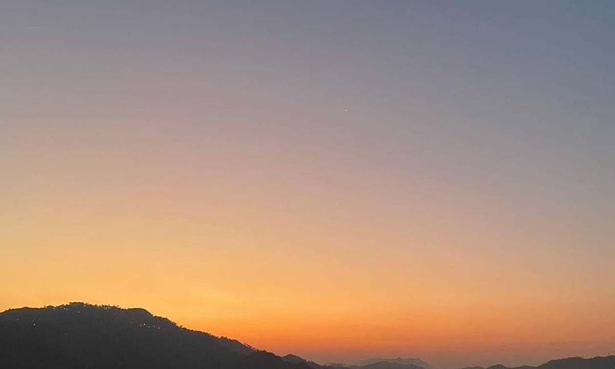 Kumarhatti Apartment | Twin Oaks Kasauli chowk The valley view Sun rise on your bed.