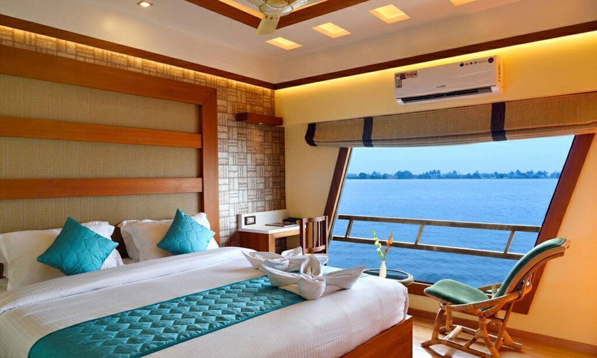 Alappuzha Boat Rental | Upper Deck Houseboat