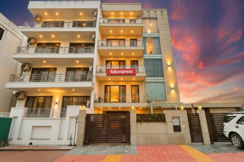 Noida Hotel | Via Hemkunt Residency - Nr Yatharth Super Speciality Hospital - Noida 110