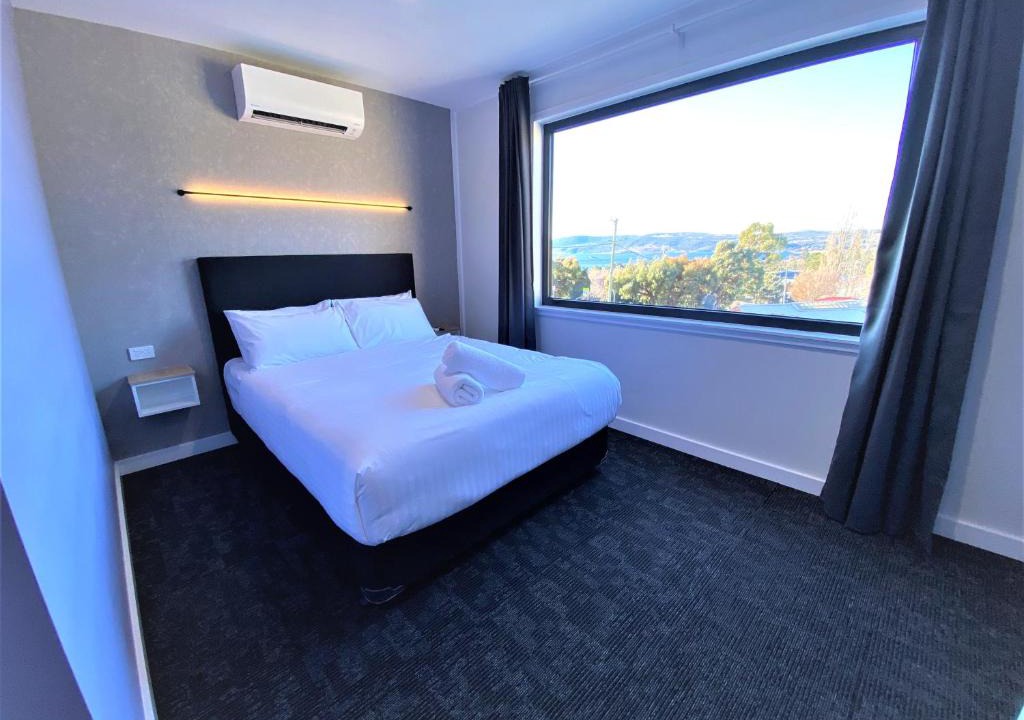 Jindabyne Hotel | Vikas