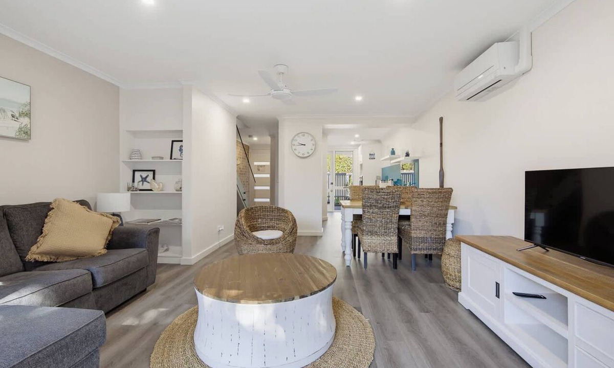 Batehaven House | Walk to Corrigans Beach | Renovated Townhouse