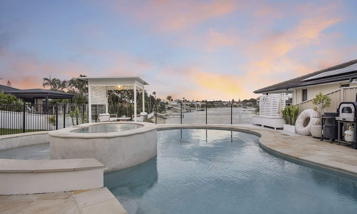 Mermaid Waters House | Waterfront Getaway 5Bs with 3 poolsHeated Spa ear Surf ParadisePrivate Beach