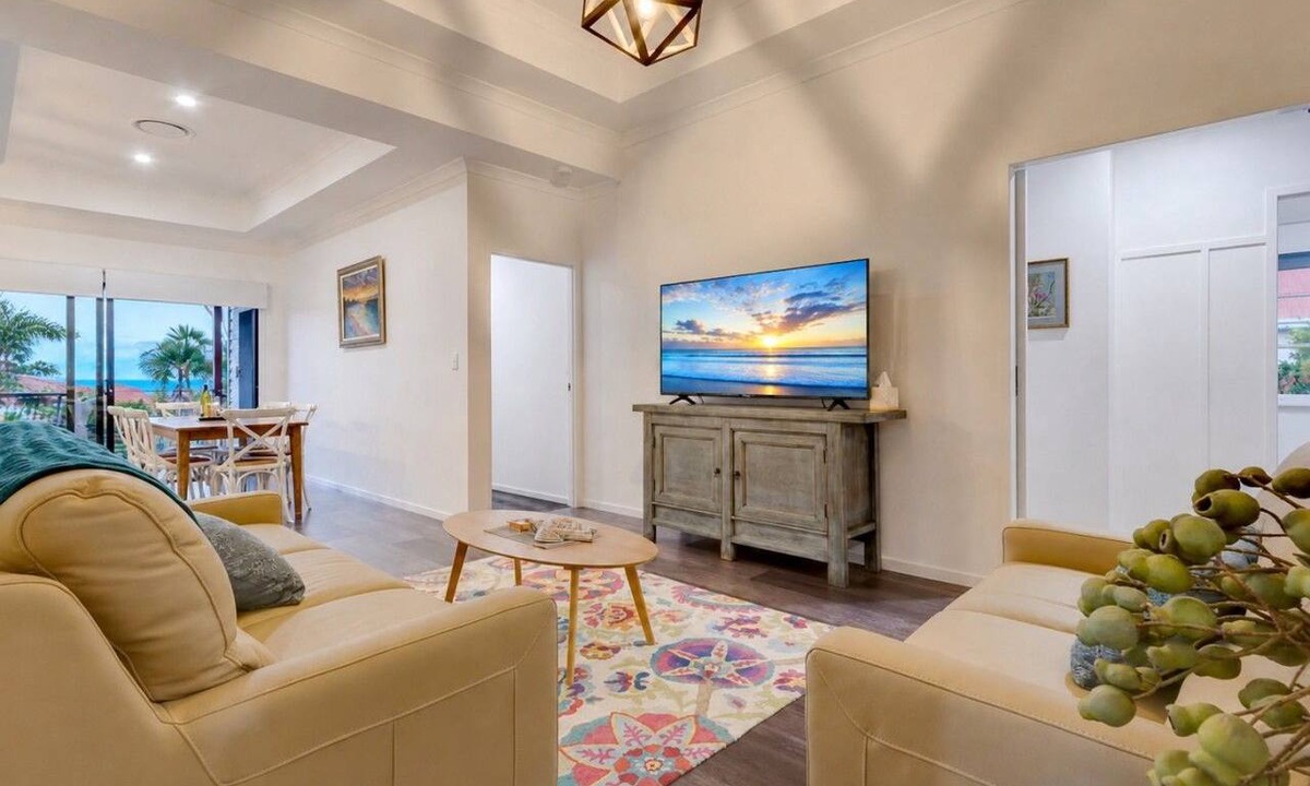 Urangan House | Whale Watching Base – Private Deck, BBQ & AC