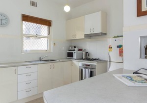 B6 Crawley Apartment 1 BRM & Sleepout near UWA in Perth