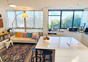 Beautiful harbour views, stylish apartment with pool & parking in Darling Point
