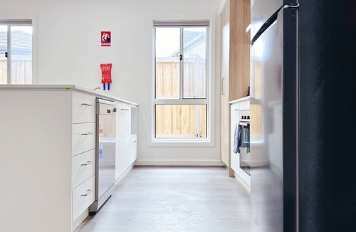 Werribee House | 2024Built/AC & Bath each Room/Study/TownCentre/SDA