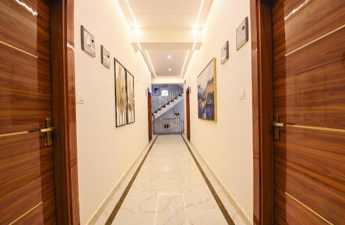 Sector 32 Hotel | 24xLiving