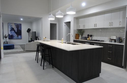 Shepparton House | 3-Bedroom Home Flexible Beds North Shepparton