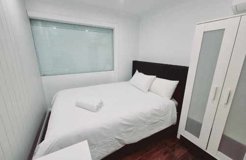 Emerton House | 3 Bedrooms Holiday House