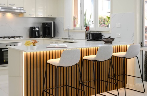 Moorebank House | 6BR House & Gym, Walk to Moorebank Train Station
