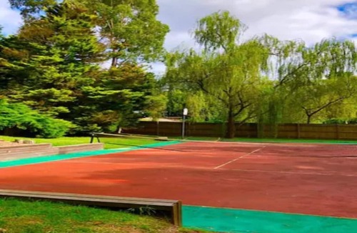 Donvale Villa | A tranquil break amidst lush greenery and birds