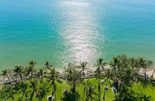 Blacks Beach Apartment | ABSOLUTE BEACH FRONT MACKAY - Blue Pacific