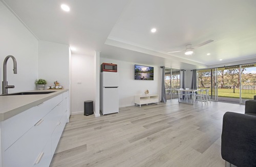 Pellaring Flat House | Absolute waterfront, absolute bliss. R&T's riverfront property. Pet friendly!