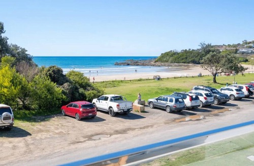 Woolgoolga House | Adrift - Front row living on Wooloolga Beach