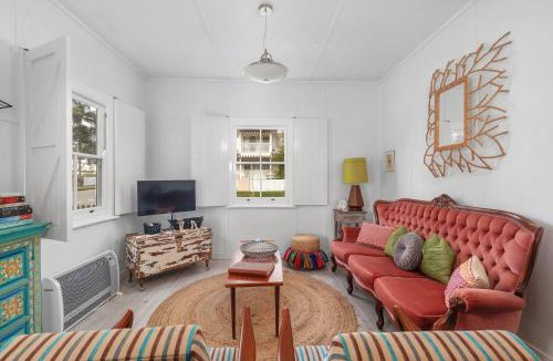 Currarong House | Atlantis retro beachside couples retreat