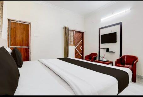 Jabalpur Hotel | Ayushmaan Hotel - near Jabalpur Railway Station