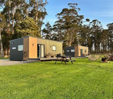 Northern Tasmania House | Badger's View Farmstay GREEN HORNET Cabin