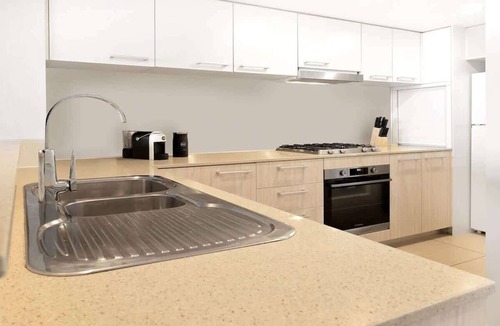 Spring Hill Apartment | Balcony Views, Parking, Pool & Gym | Walk to CBD