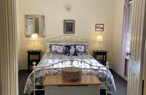 Upper Wakefield Hotel | Battunga Cottages