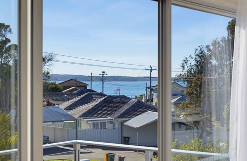 Batehaven House | Bay Breeze Batehaven | Sleeps 10 | 220m to Beach