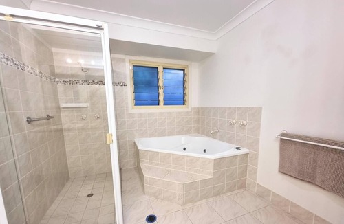 Sandstone Point House | Bayside Breeze