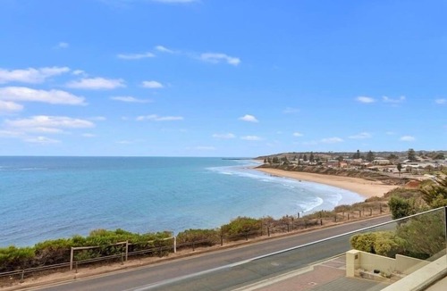 Christie Downs House | Beach&Winery Retreat| Premium King, 2Queen, 5BR 2Bath, Neflix, sleeps12, Max13