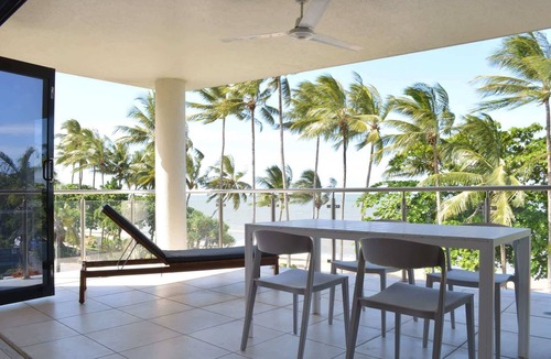 Trinity Beach Apartment | Beachfront 3-Bed with Pool & Stunning Ocean Views