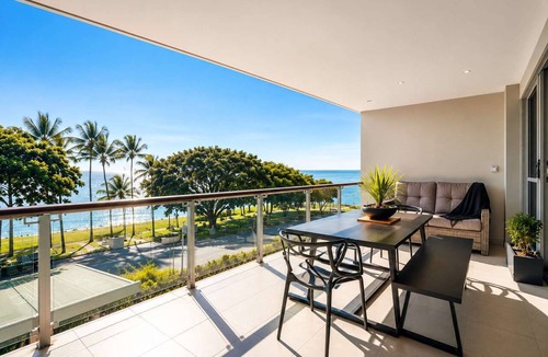 North Ward Apartment | Beachfront Bliss in Townsville on The Strand 3BR Pool and Parking