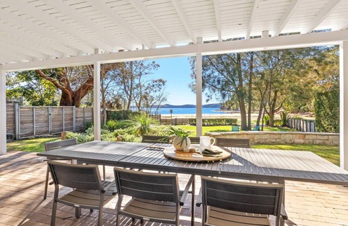 Pearl Beach House | Beachfront/ sleeps 7/ Ground floor