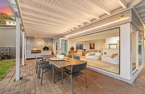 Pearl Beach House | Beachfront/ sleeps 7/ Ground floor