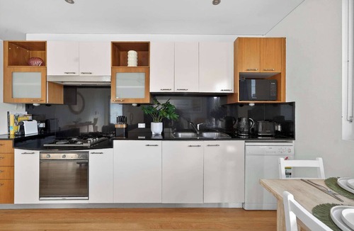 Maroubra Apartment | Beachside Maroubra With Parking & Balcony - New