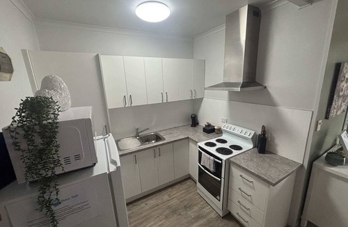 Slade Point Apartment | Beachside Slade Pt, Walk to Seabreeze Hotel