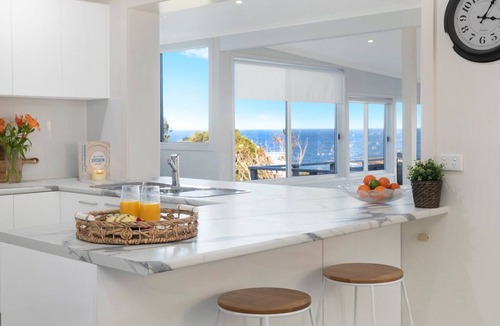 Kiama House | Beachview – waterfront reserve, views from balcony and living areas
