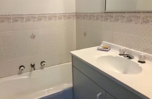 Moss Vale Bed & Breakfast | Beautiful Daffodil Suite at Highland Garden Hideaway