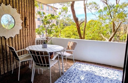 Bondi Junction Apartment | Beautiful, Large Bondi Room with Private Ensuite