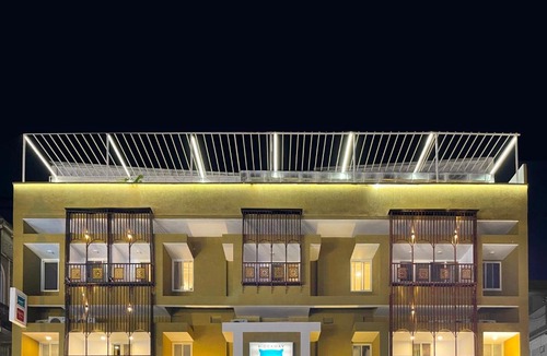 Varanasi Hotel | Bedzzz Varanasi by Leisure Hotels, 1 Km from Dashwasamedh Ghat