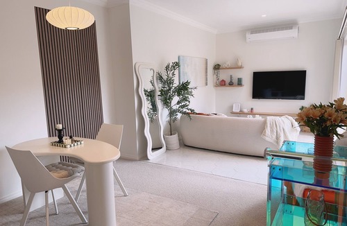 Bentleigh House | Bentleigh Central Private Modern1BR Home with Garage & Bath tub Near Station
