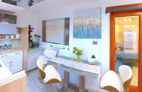 Palm Beach House | Best Getaway at Famous Palm Beach! 4 Sleeps. Private. Ocean side! Walk to beach!