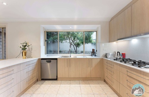 Epping House | Big Group Stay: 4BR Retreat near Trains & Parks