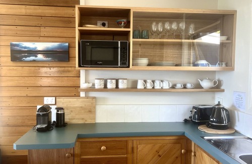 Binalong Bay Cottage | BINALONG BEACH COTTAGE Beachfront Next door to restaurant. King Bed for couples